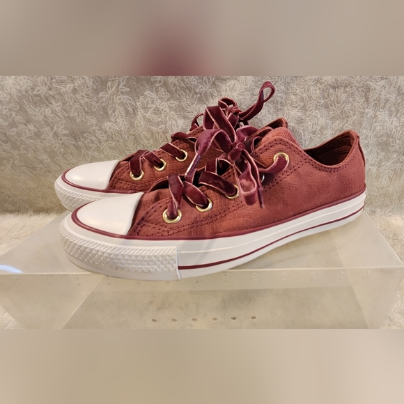 "Chucks" Chuck Taylor, Converse Limited Edition Raspberry Sueded Size 5 - Picture 1 of 8